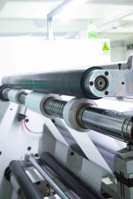 Хорошая цена Устойчивый к износу PE покрытый бумажные рулоны 200u Толщина поверхности Акриловый клей онлайн