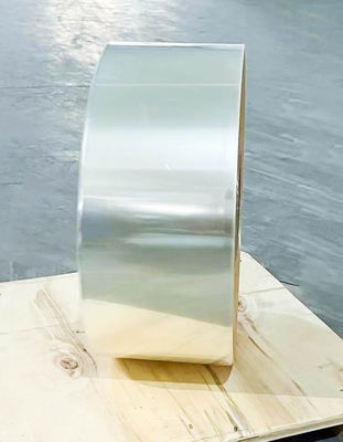 Хорошая цена Прозрачная пленка BOPP, блестящая клеящая бумага, устойчивая к царапинам Толщина бумаги 36 u онлайн