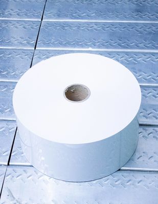 Хорошая цена Движущийся клей термальные этикетки наклейки рулон, обычные клейкие теплопередающие рулоны онлайн